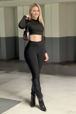 High Profile Escort Service in Holiday Inn New Delhi International Airport 9220592151